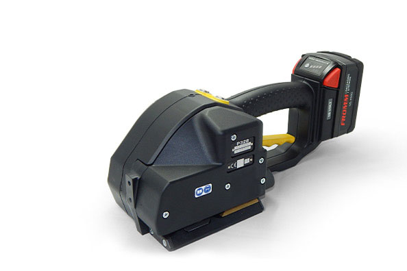 fromm_produktgalerie_kunststoffumreifungsgeraet_p328 An industrial battery-powered strapping tool for packaging.